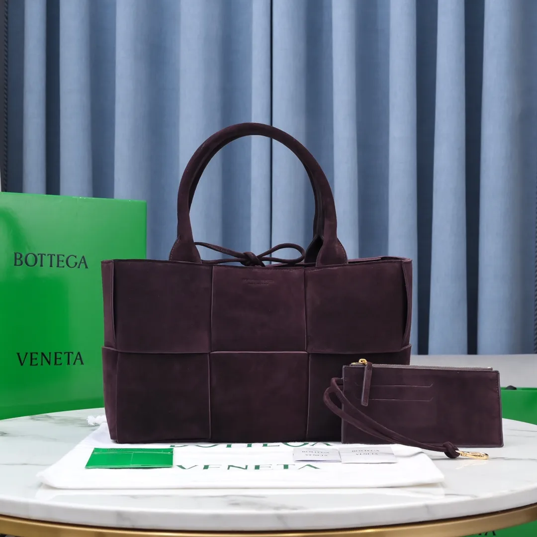 Batch 1960 BottegaVeneta# 🧷Early autumn SLIP tote handbag, the oversized woven design really makes it a huge gap from ordinary tote bags 🔗🔗The interior is matched with leather ⛓Daniel Lee leads the brand's DNA to continue to evolve with fresh inspiration🧬🧬showing a balanced style of luxury and reality👉Size: 36*24*12【9892#】Deer Leather